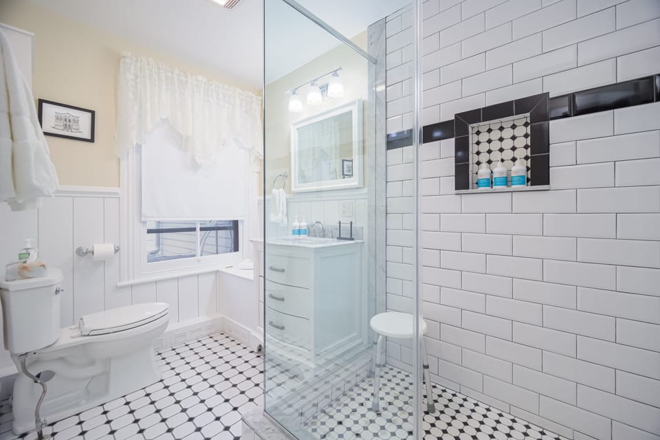 Room (Ediths Room) | Bathroom | Shower, free toiletries, hair dryer, towels
