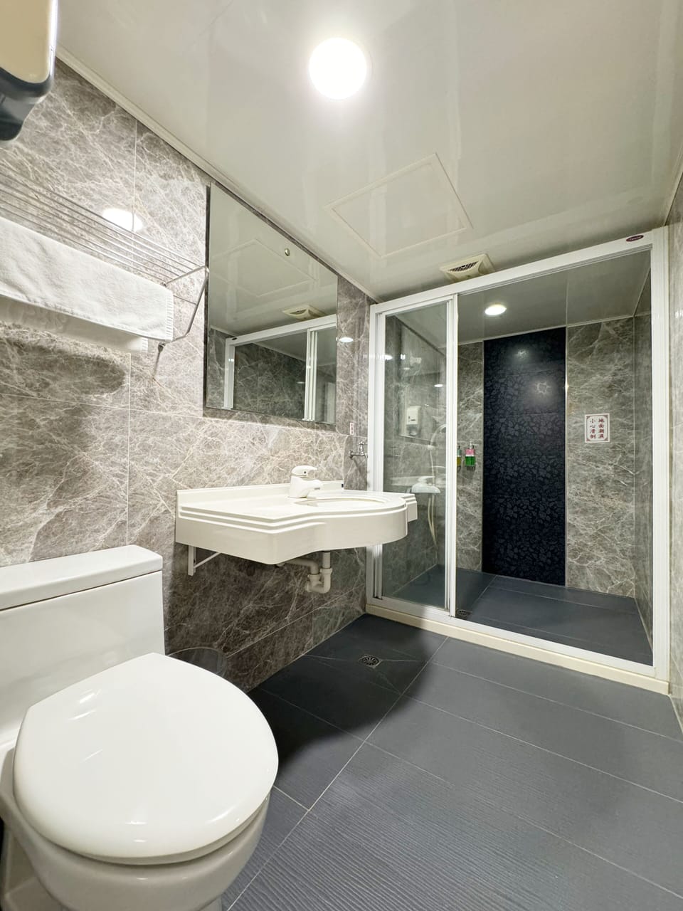 Superior Quadruple Room | Bathroom | Shower, free toiletries, hair dryer, slippers