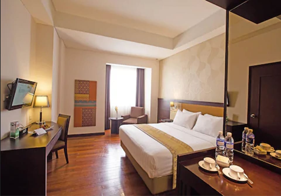 In-room safe, desk, WiFi (free)