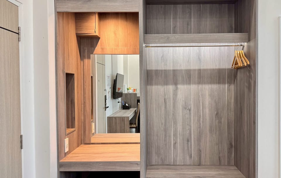 Premier Room, 1 King Bed | Wardrobe