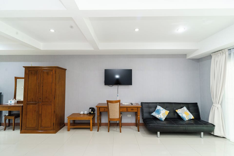 Deluxe Room, Park View | Minibar, desk, free WiFi, bed sheets