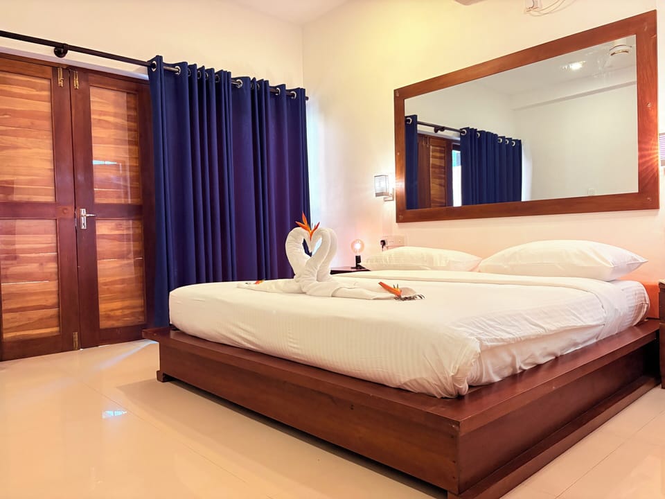 Deluxe Room | Minibar, in-room safe, individually decorated, desk