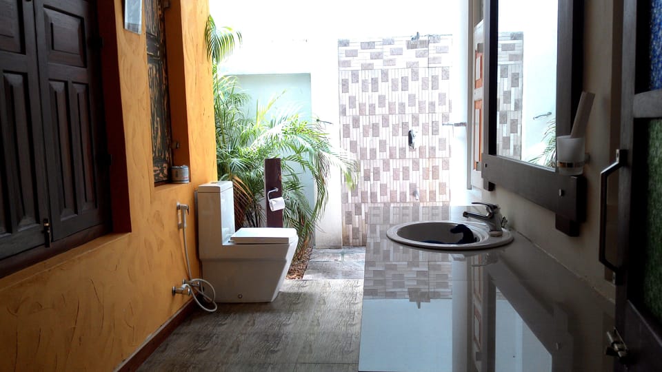 Shower, rainfall showerhead, free toiletries, hair dryer