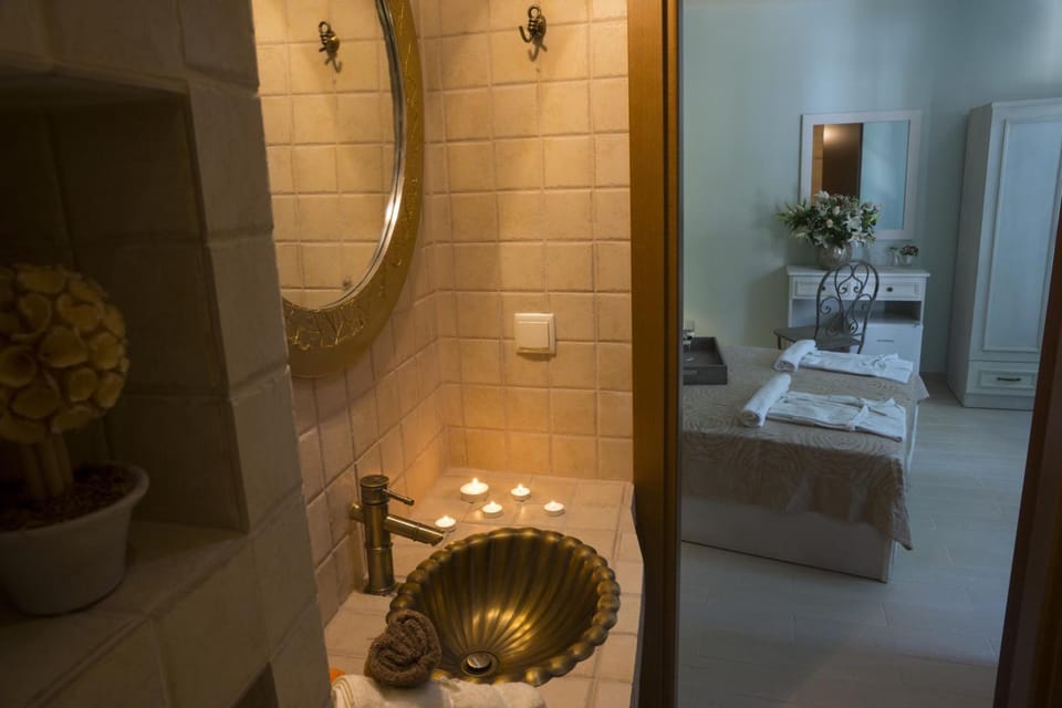 Standard Room | Bathroom | Shower, free toiletries, hair dryer, bathrobes