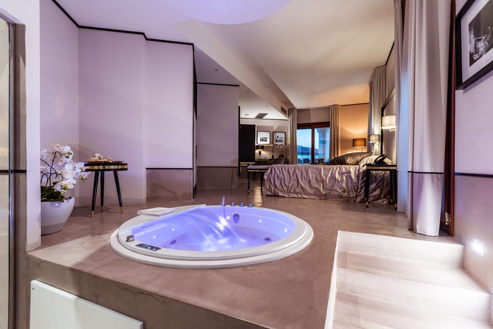 Luxury Suite, with hot tub and sauna | Pillowtop beds, minibar, in-room safe, individually decorated