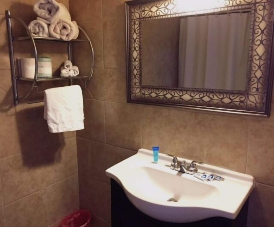 Standard Room, 2 Queen Beds, Kitchen, Ocean View | Bathroom sink