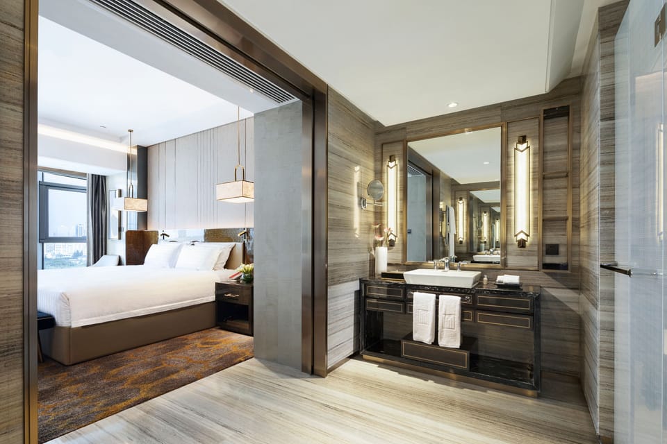 Executive Suite | Bathroom | Separate tub and shower, deep soaking tub, rainfall showerhead