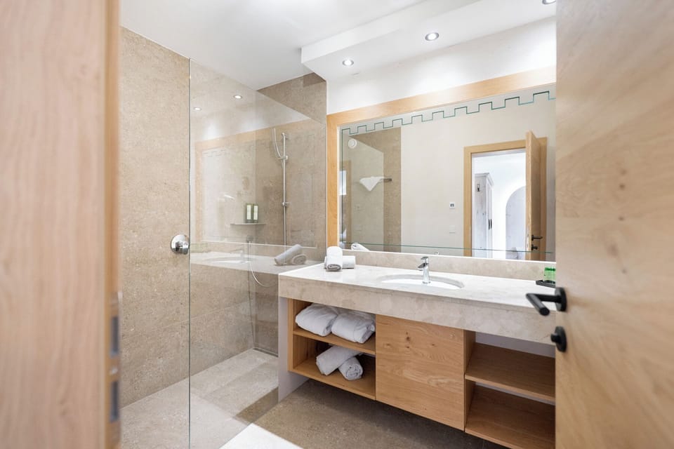 AlpenSchlössl family room, ca. 35 qm/ 2 bunk beds HP | Bathroom | Combined shower/tub, free toiletries, hair dryer, bathrobes