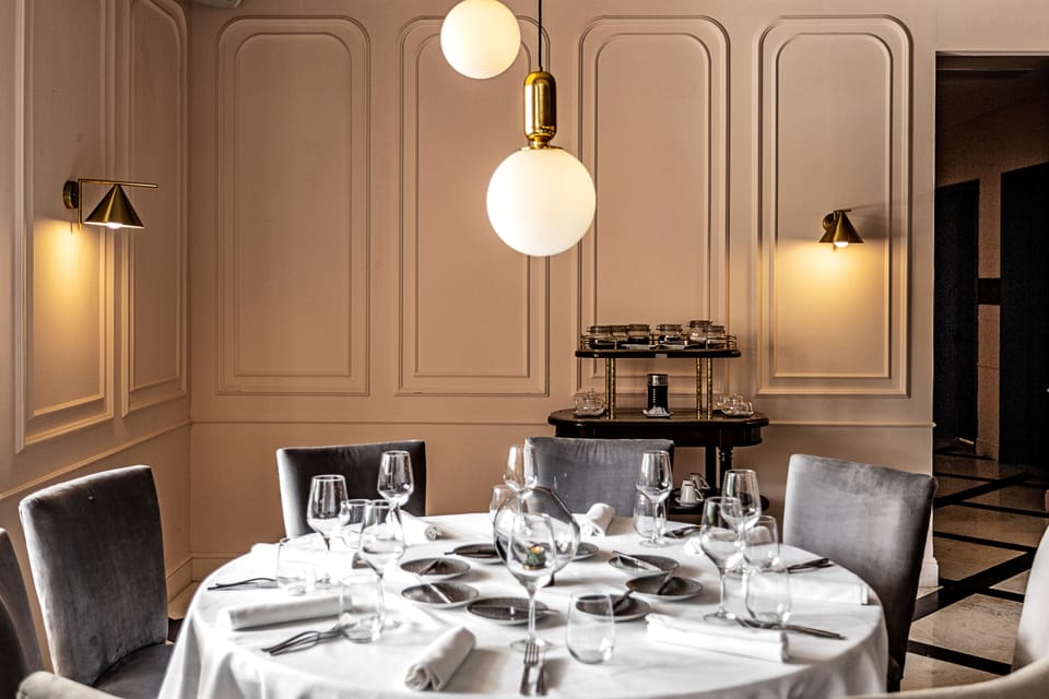 8 restaurants; lunch and dinner served