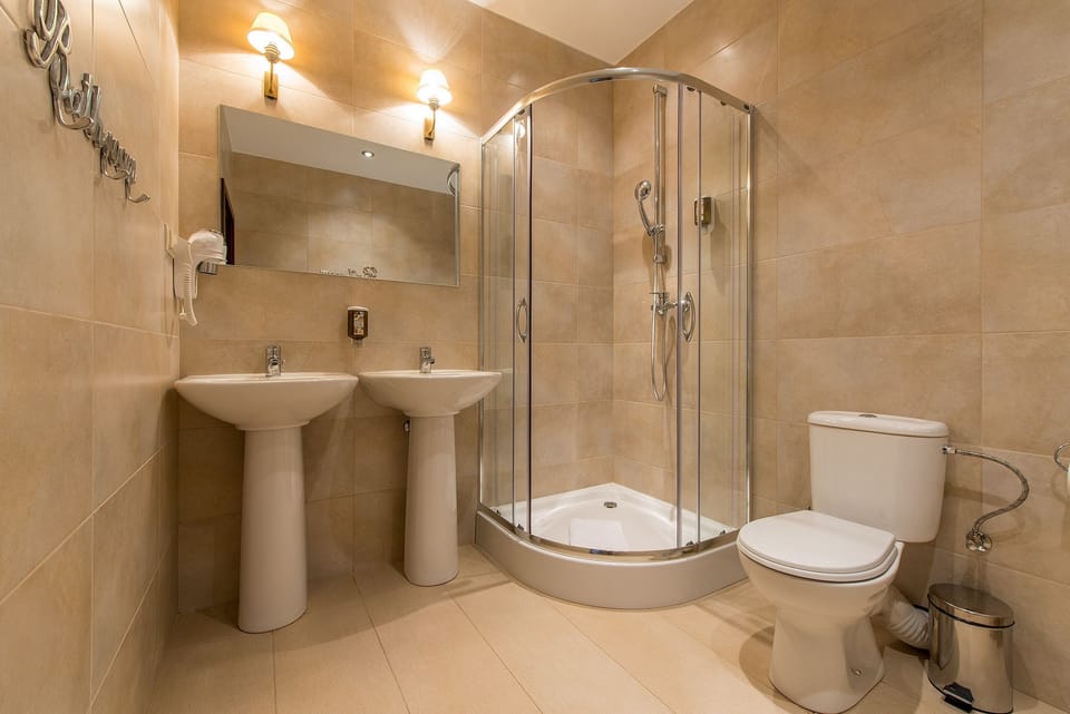 Superior Apartment | Bathroom | Shower, free toiletries, hair dryer, towels