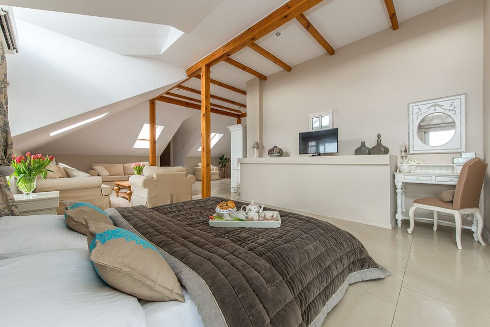 Deluxe Apartment | Premium bedding, minibar, in-room safe, desk