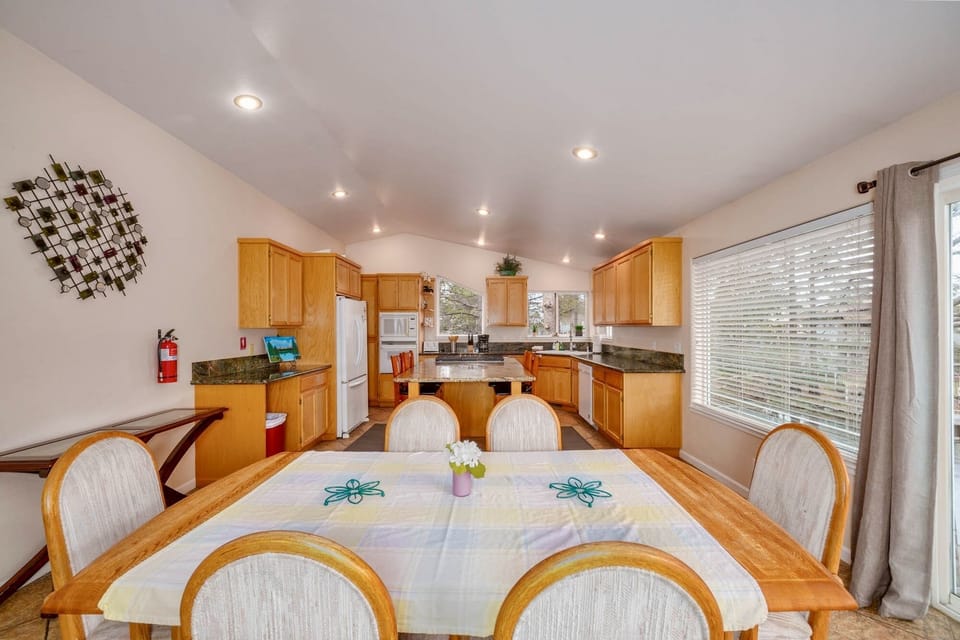 House, 4 Bedrooms | Dining