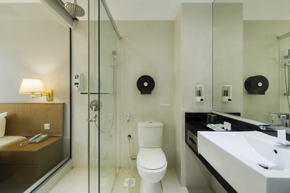 Standard Room, 1 King Bed | In-room safe, desk, laptop workspace, iron/ironing board (on request)