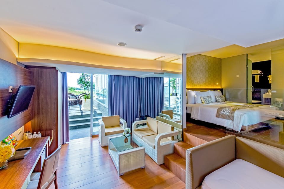 Infinity Suite Room  | Minibar, in-room safe, desk, blackout drapes