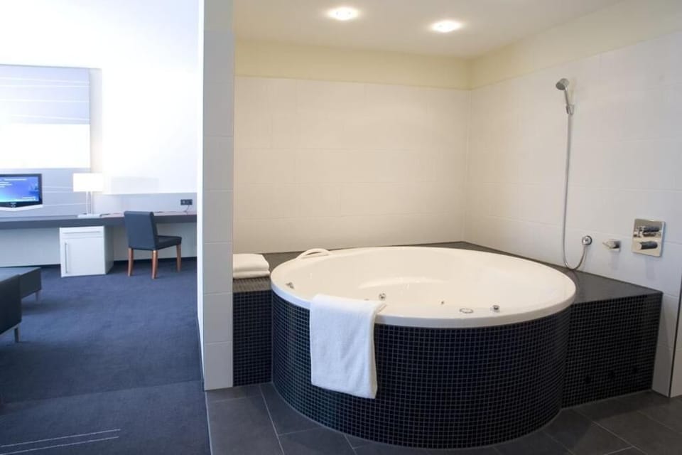 Suite (Champion) | Living area | Flat-screen TV