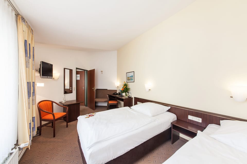 Hypo-allergenic bedding, in-room safe, desk, soundproofing