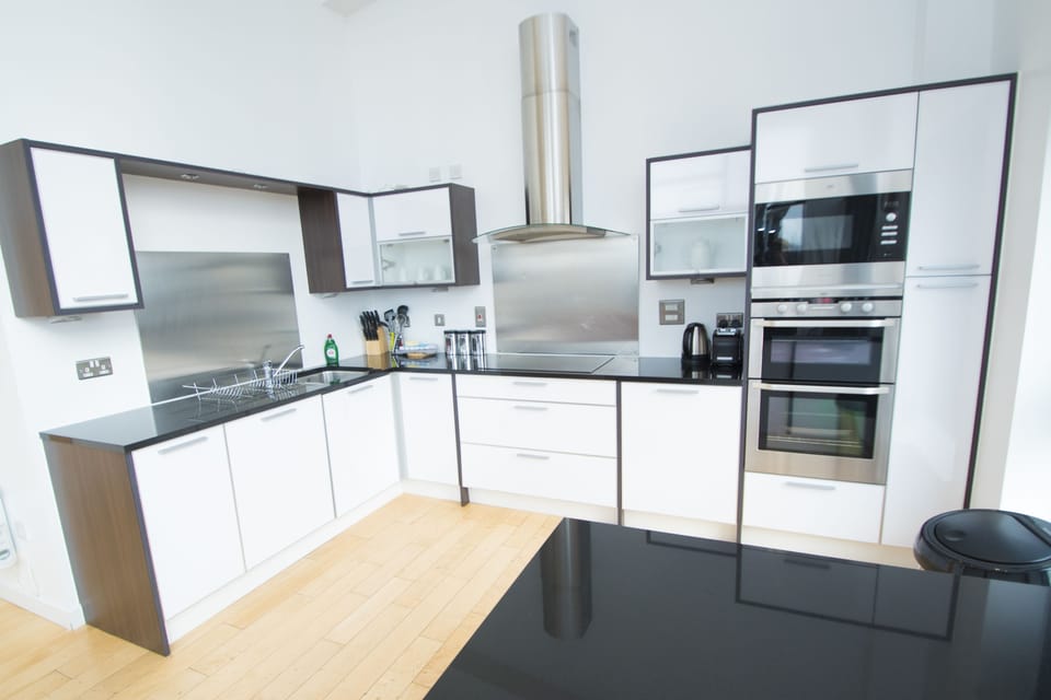 Executive Apartment, 2 Bedrooms, Balcony, Harbor View | Private kitchen | Full-size fridge, microwave, oven, stovetop