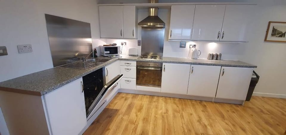 Executive Apartment, 2 Bedrooms, Balcony, Harbor View | Private kitchen | Full-size fridge, microwave, oven, stovetop