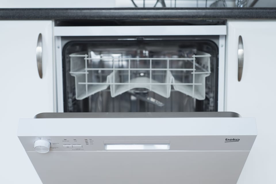 Full-size fridge, microwave, oven, stovetop