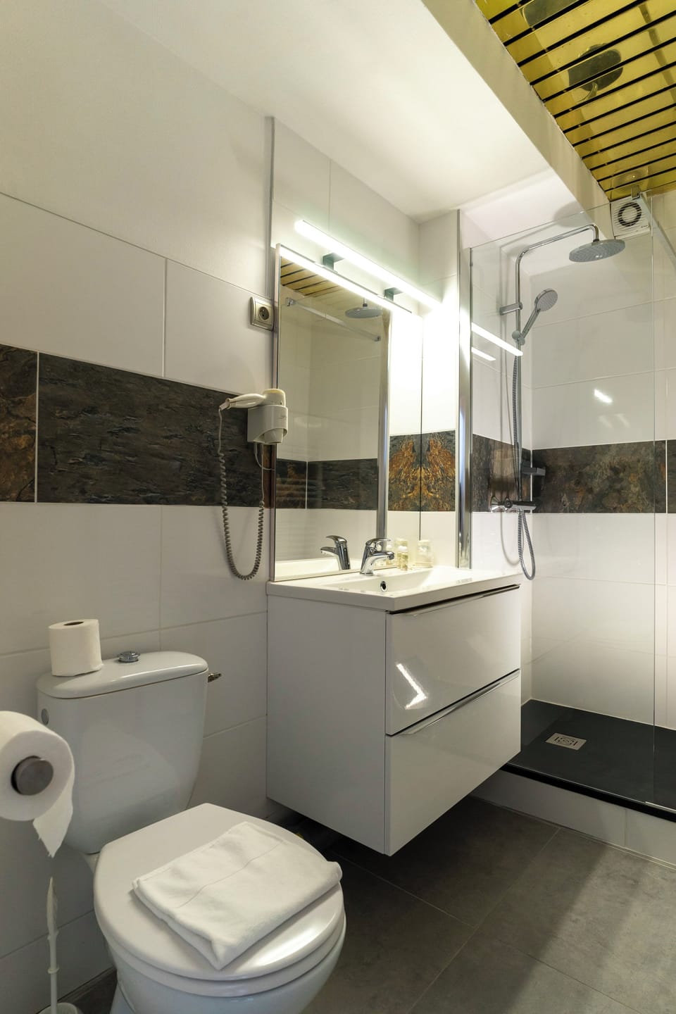 Quadruple Room | Bathroom | Shower, rainfall showerhead, free toiletries, hair dryer
