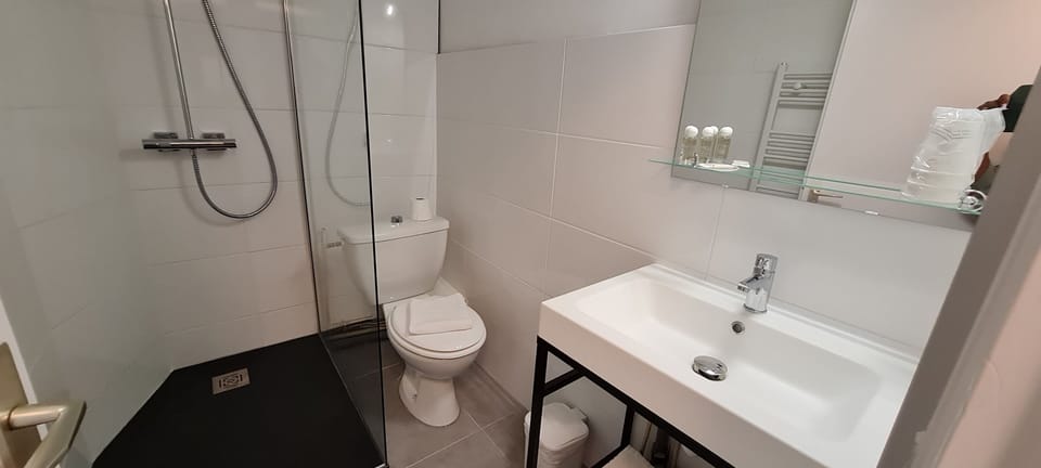 Triple Room | Individually decorated, individually furnished, desk, laptop workspace