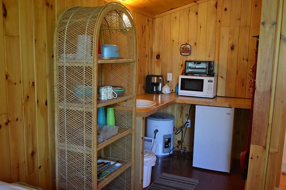 Comfort Cabin, 1 Bedroom (Cottage #5) | Private kitchenette | Fridge, coffee/tea maker, toaster, toaster oven