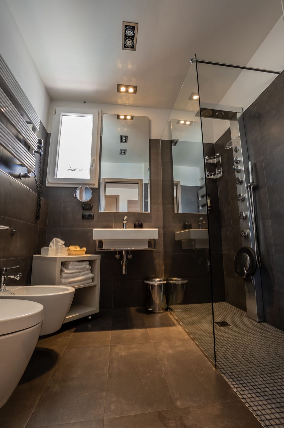 Suite | Bathroom | Combined shower/tub, free toiletries, hair dryer, bidet
