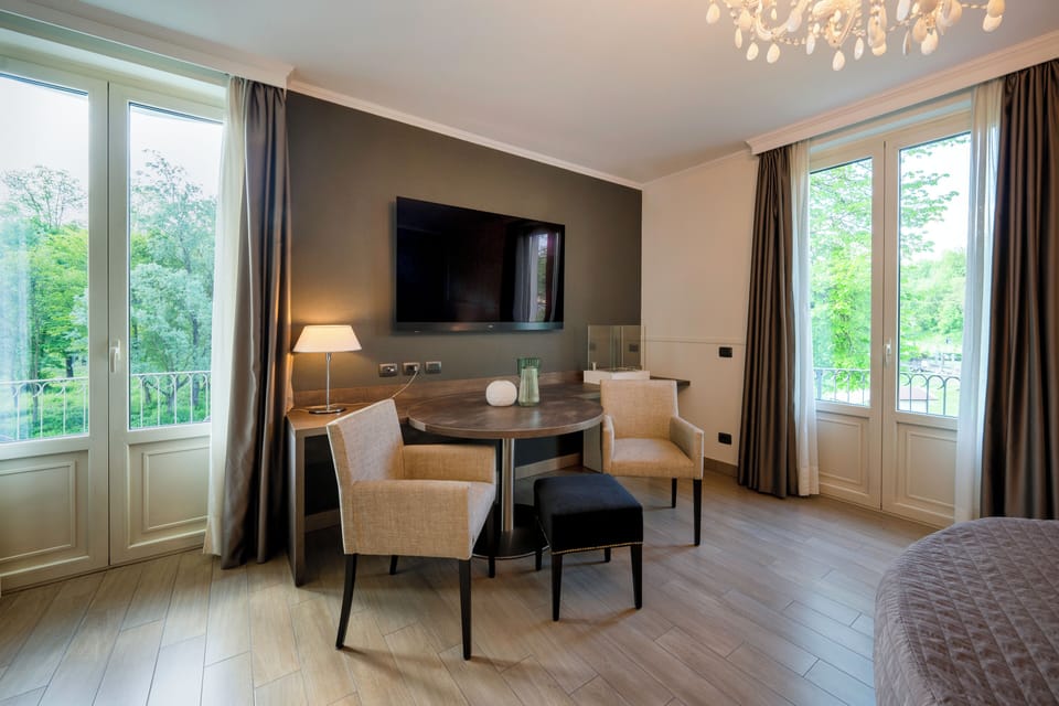 Suite | Down comforters, minibar, in-room safe, desk