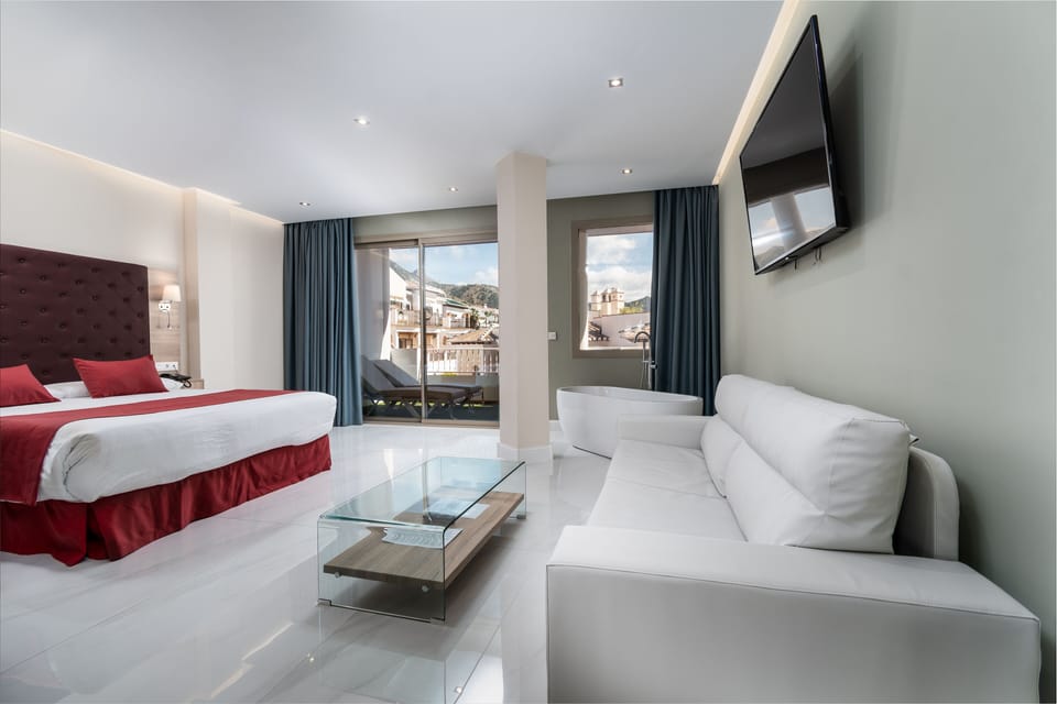 Junior Double Room, 1 Queen Bed | Memory foam beds, minibar, in-room safe, individually furnished