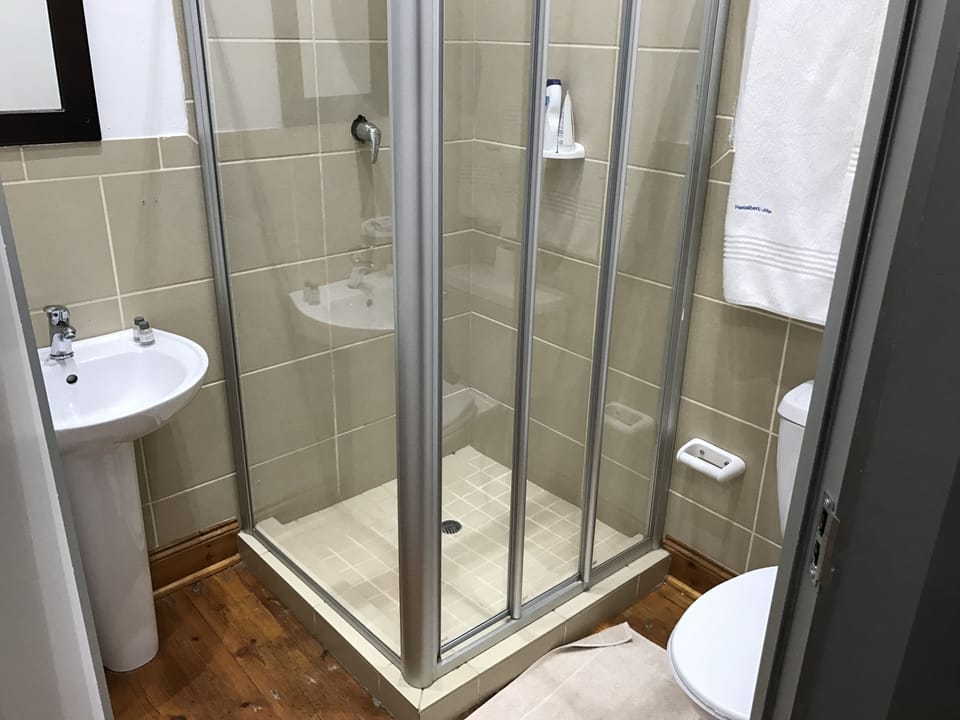 Standard Room (Jacob) | Bathroom | Combined shower/tub