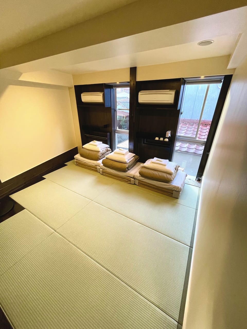 Laptop workspace, iron/ironing board, free WiFi
