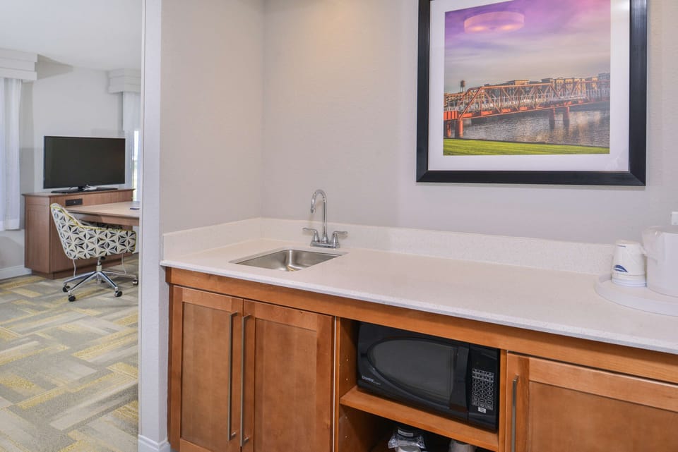 Studio, 1 King Bed, Non Smoking, Refrigerator & Microwave (Wet Bar) | Private kitchen | Mini-fridge, microwave, coffee/tea maker