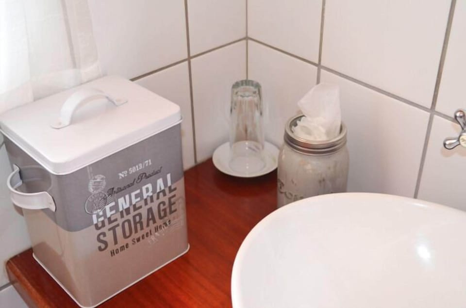 Standard Single Room, 1 Bedroom, Mountain View | Bathroom | Combined shower/tub, free toiletries, hair dryer, towels