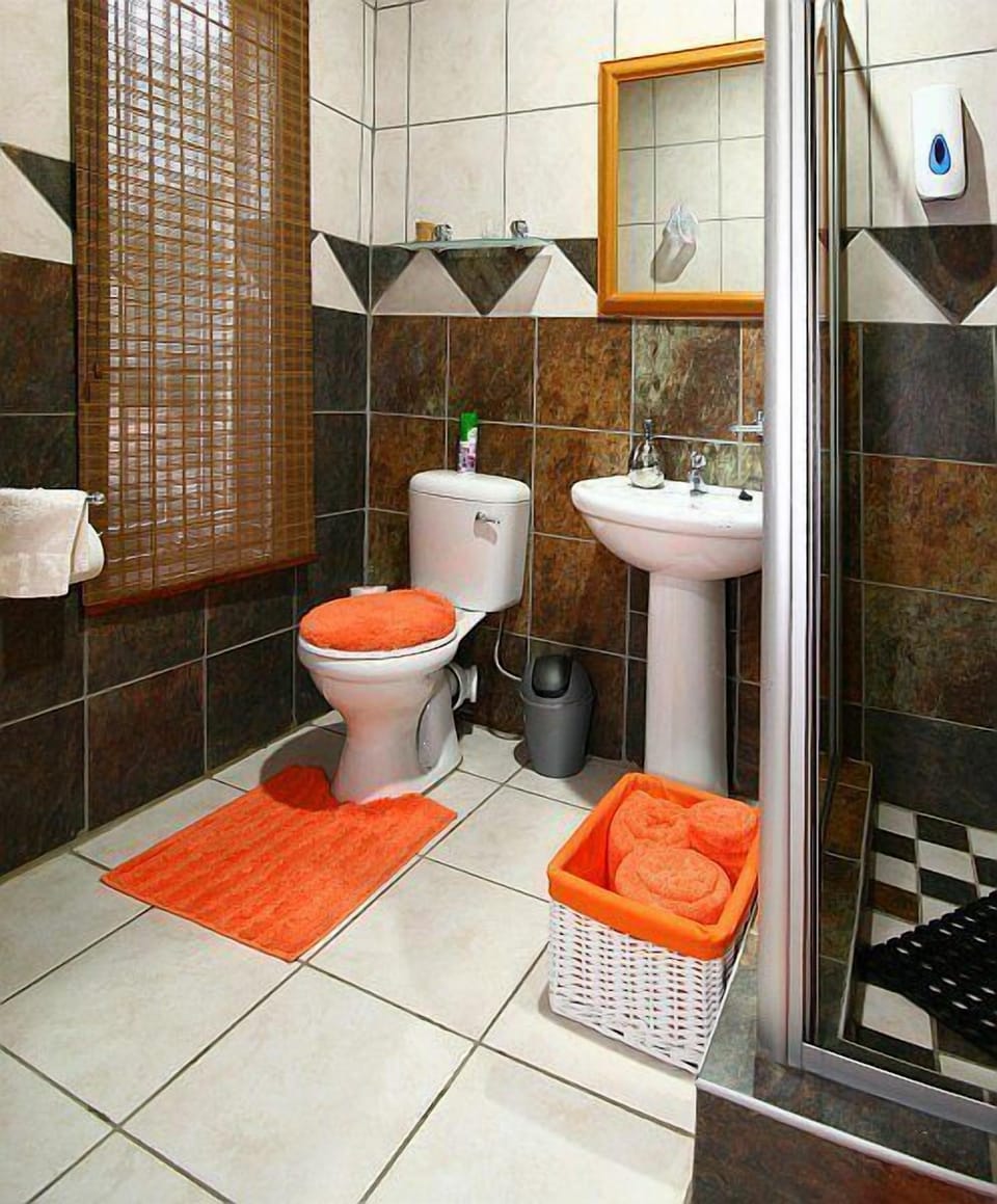 Twin Room, Ensuite | Bathroom | Hair dryer, towels