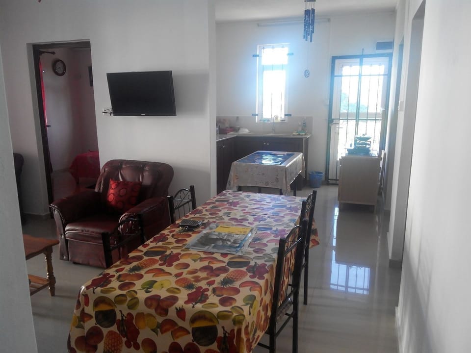 Traditional Room, 3 Bedrooms, Smoking, Pool View | In-room dining