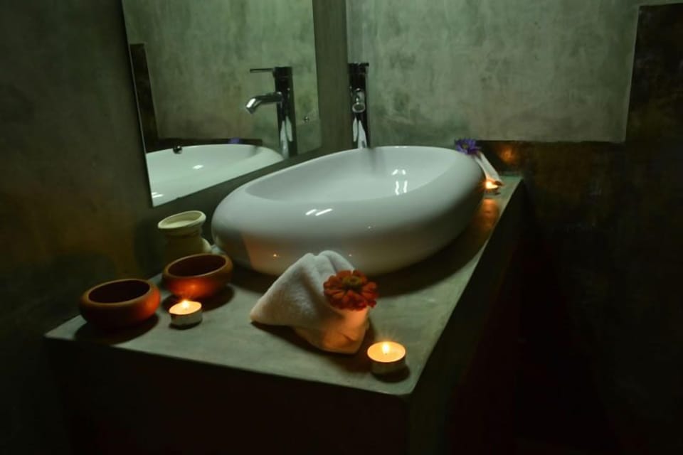 Superior Double Room, Pool View | Bathroom | Shower, free toiletries, towels