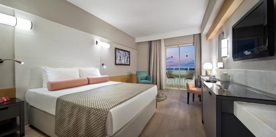 Premium bedding, minibar (free items), desk, cribs (free)