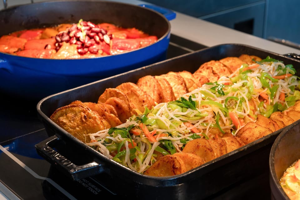 6 restaurants; breakfast, lunch, and dinner served