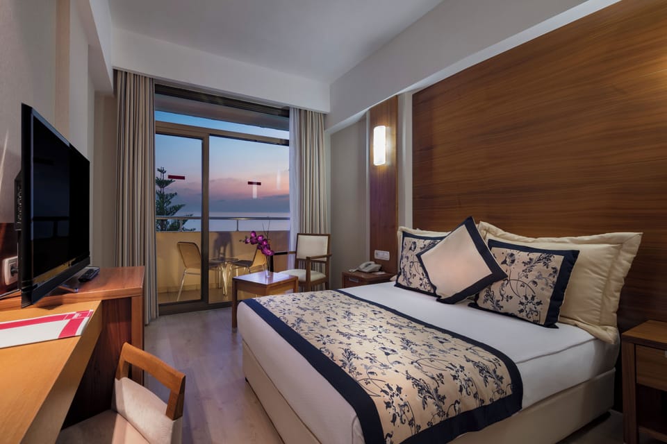 Standard Room Sea View | Premium bedding, free minibar, desk, soundproofing