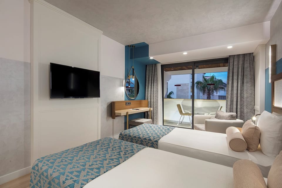 Suite Land View | Premium bedding, free minibar, desk, soundproofing