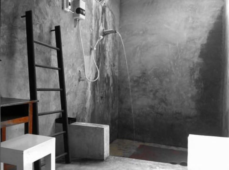 Deluxe Villa with Air ( Chom Dao House ) | Bathroom | Shower, free toiletries, towels