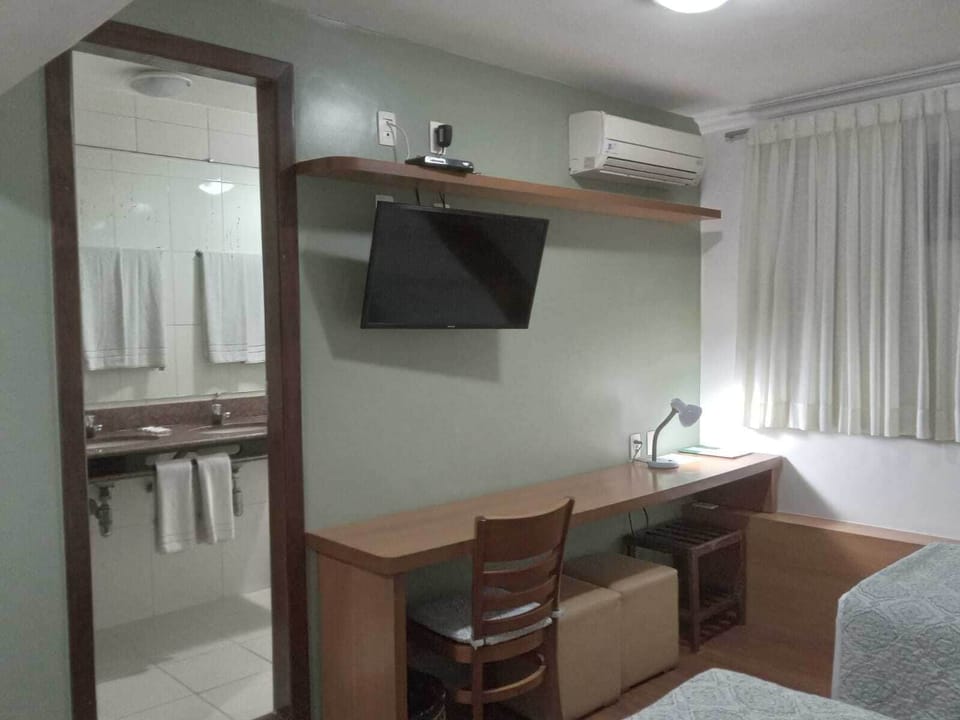 Deluxe Quadruple Room | In-room safe, desk, soundproofing, free WiFi
