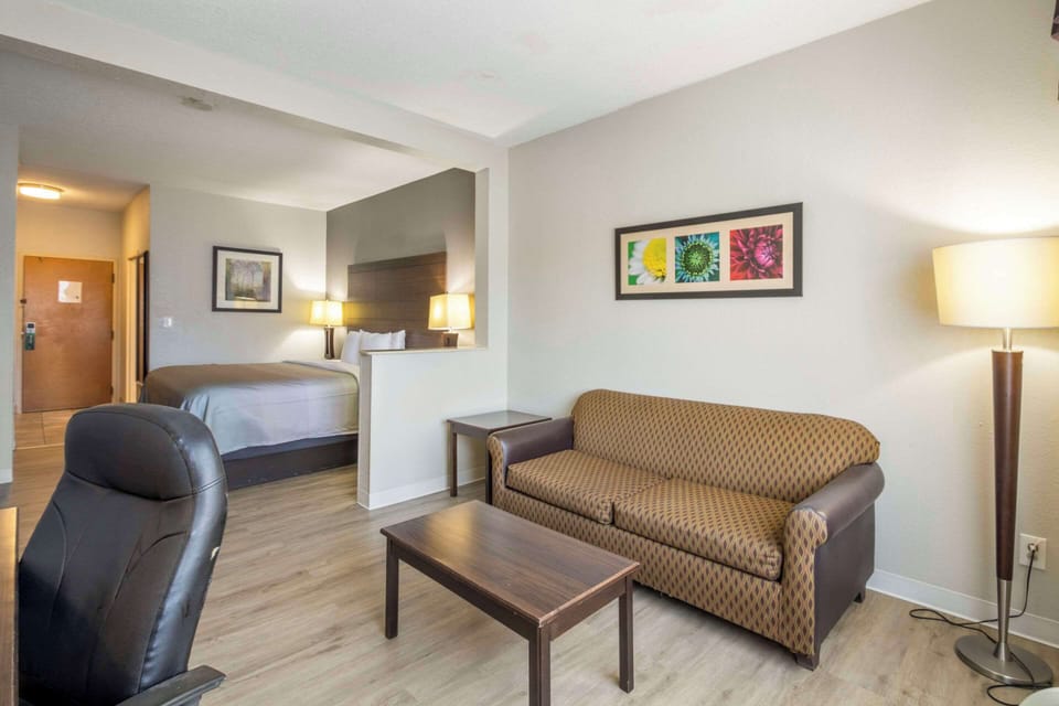 Desk, laptop workspace, iron/ironing board, free WiFi