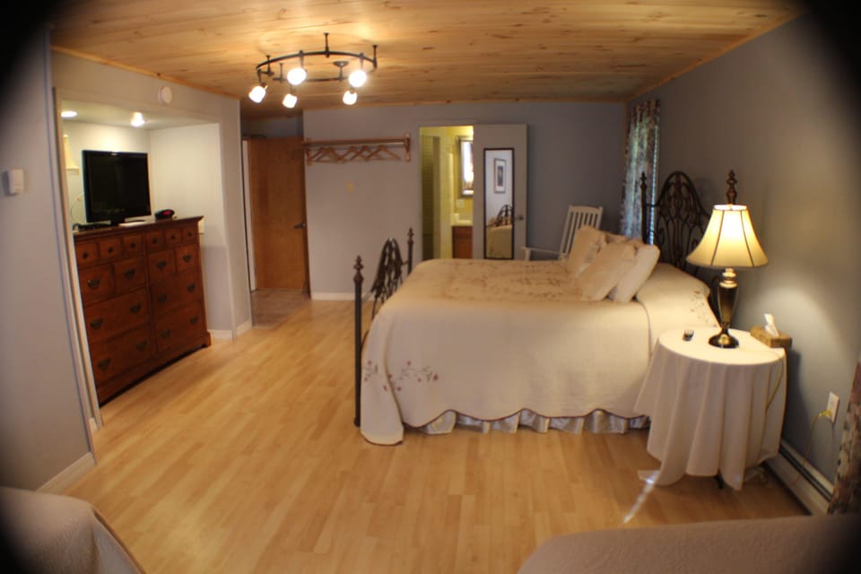 Family Room, 1 Double Bed, 1 King Bed, 1 Twin Bed | Premium bedding, individually decorated, individually furnished