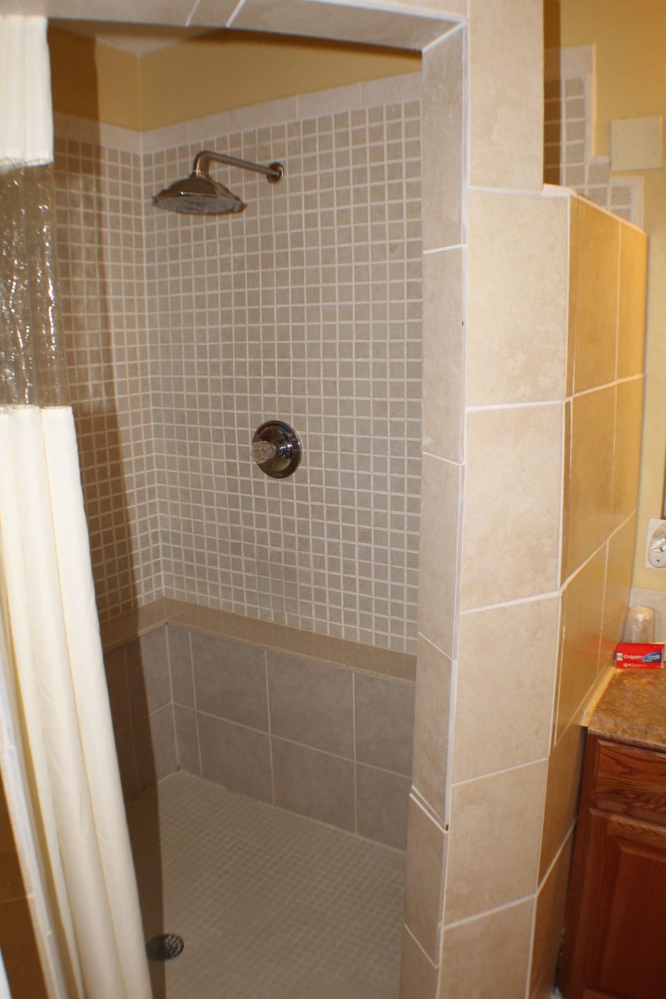 Family Room, 1 Double Bed, 1 King Bed, 1 Twin Bed | Bathroom | Shower, free toiletries, hair dryer, towels