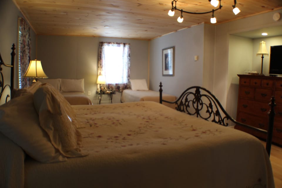 Family Room, 1 Double Bed, 1 King Bed, 1 Twin Bed | Premium bedding, individually decorated, individually furnished