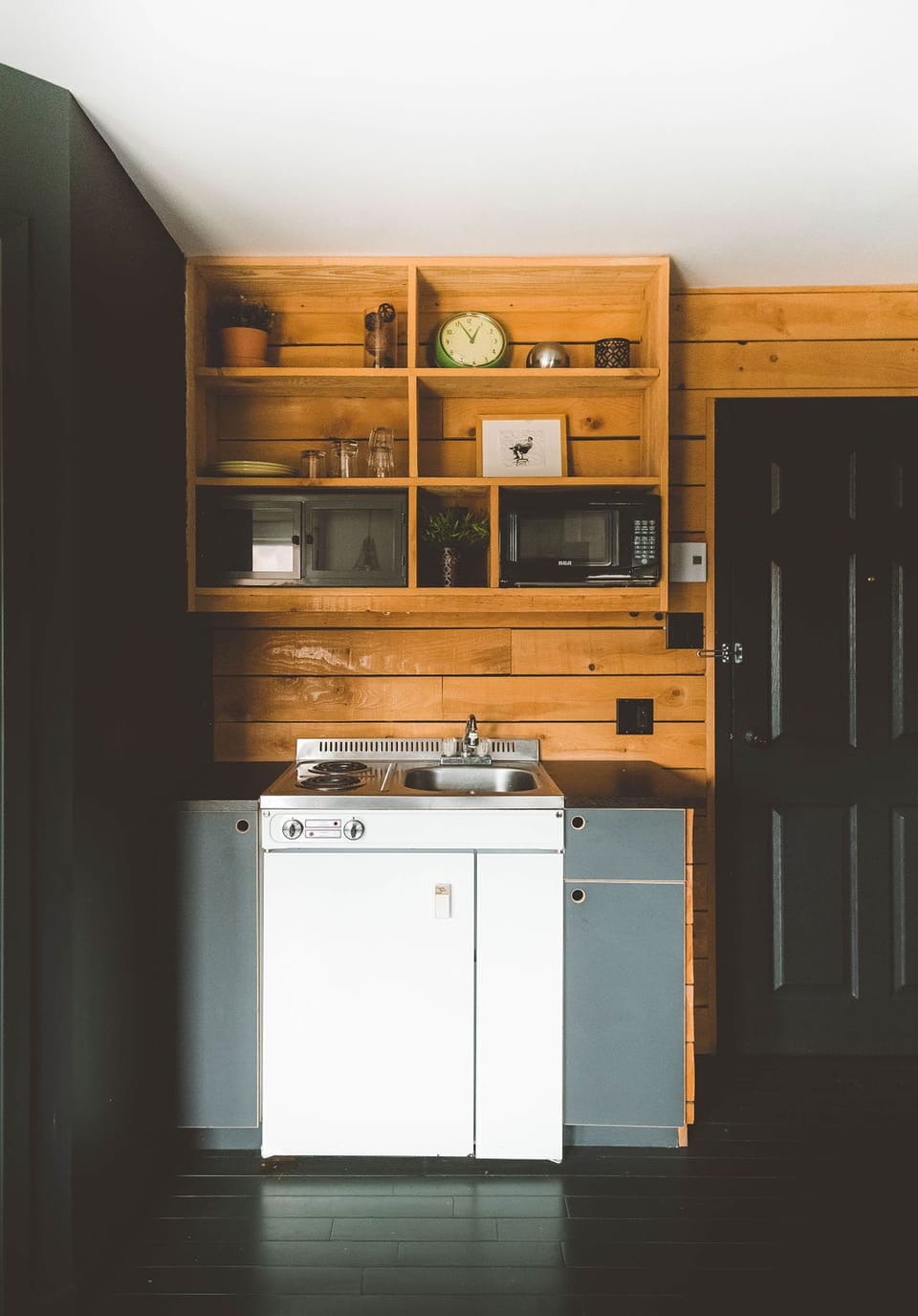 Classic Studio, 1 Queen Bed, Kitchenette | Private kitchen | Espresso maker, electric kettle