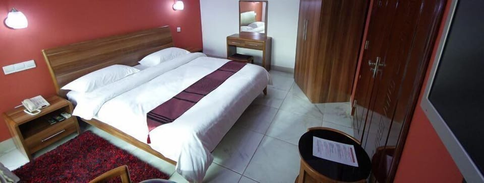 Junior Suite (Single) | In-room safe, desk, laptop workspace, blackout drapes