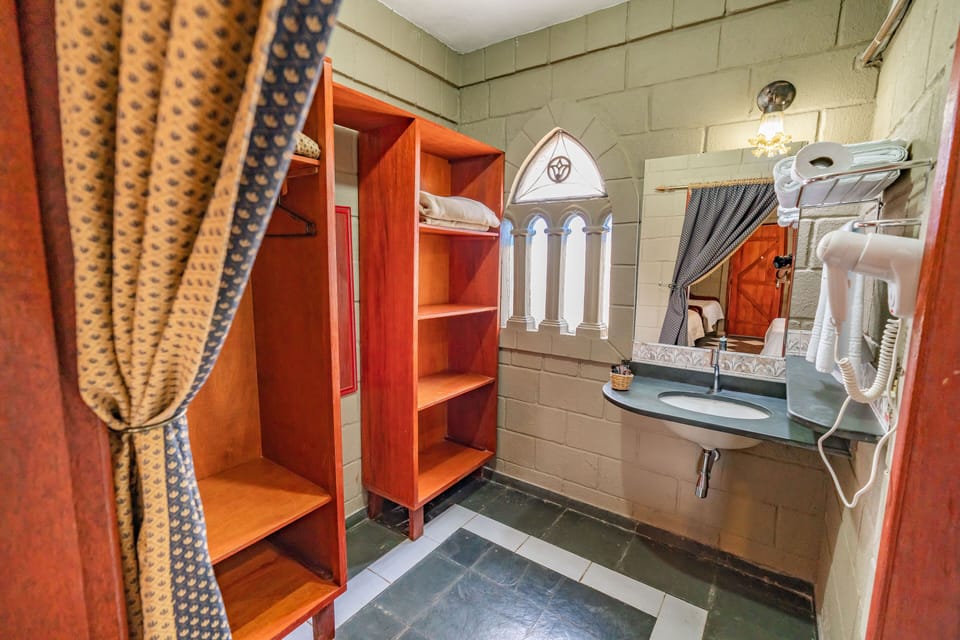 Superior Suite | Bathroom | Shower, free toiletries, hair dryer, towels