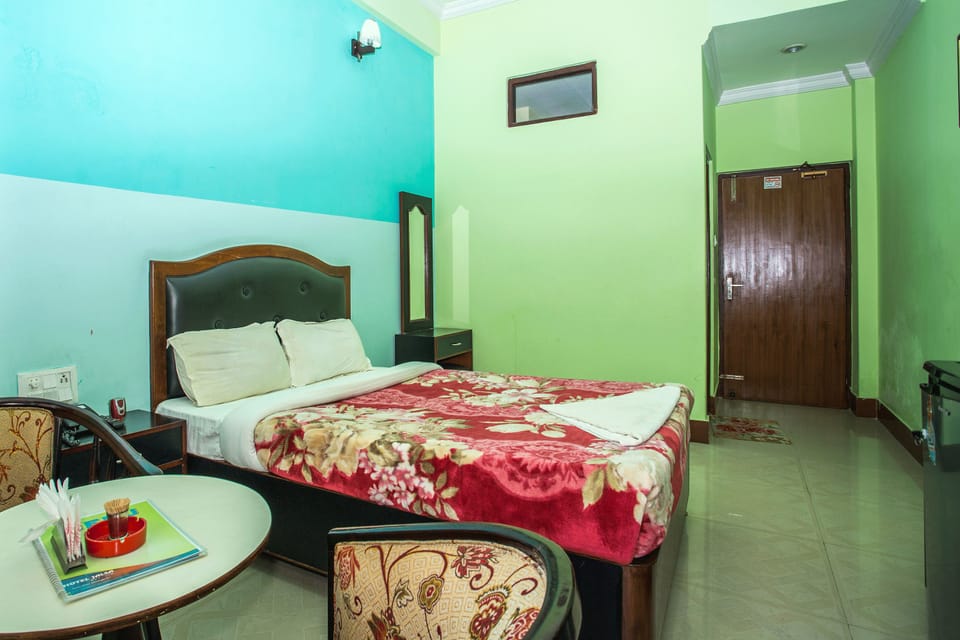 Standard Room | Bathroom | Shower, free toiletries, towels